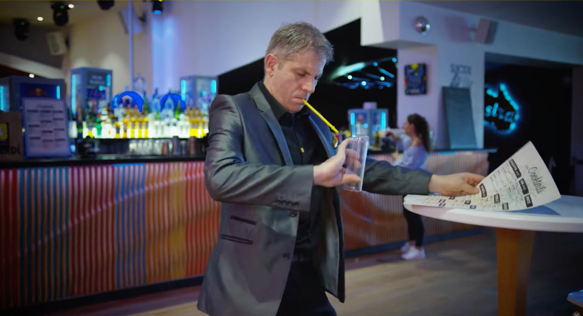 Chris Torrente présente une illusion visuelle dans un décor de bar et d'événement.