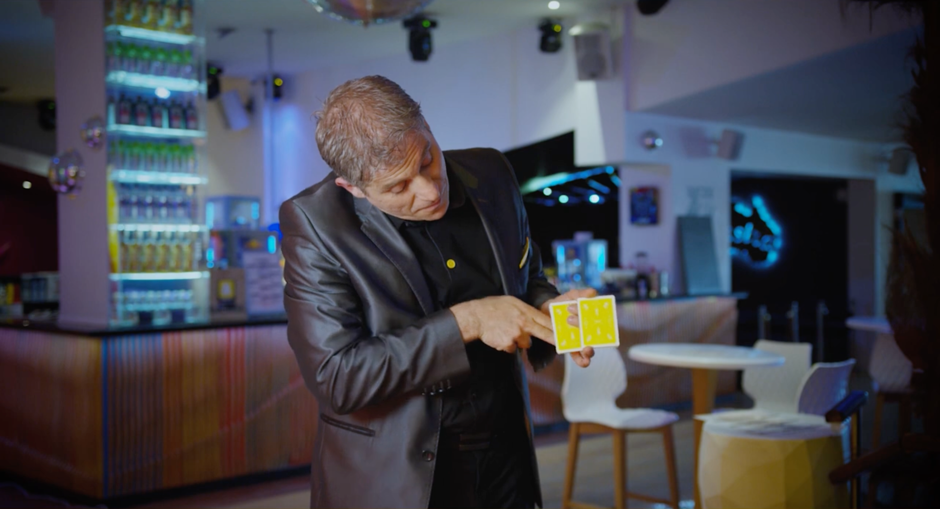 Chris Torrente réalise une illusion visuelle où son doigt semble traverser un jeu de cartes.