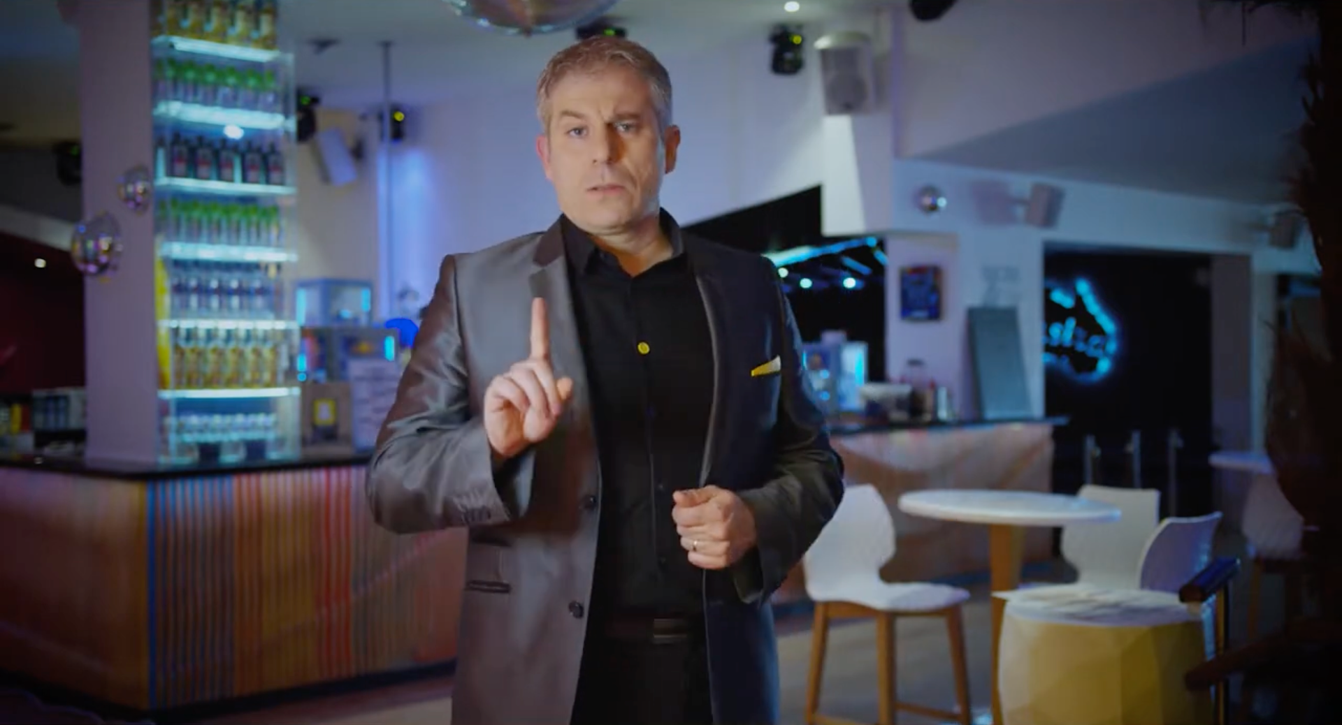 Chris Torrente effectue une illusion visuelle avec une pièce et un feutre.