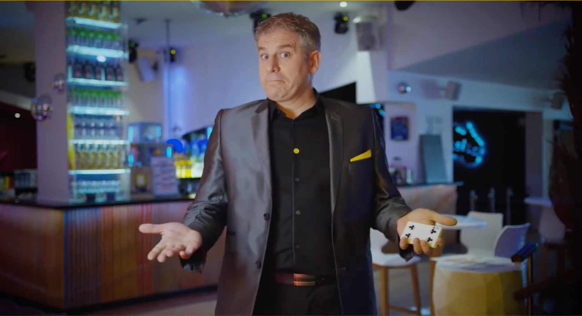 Chris Torrente présente un jeu de cartes dont le dos change de couleur au cours d'une illusion visuelle.