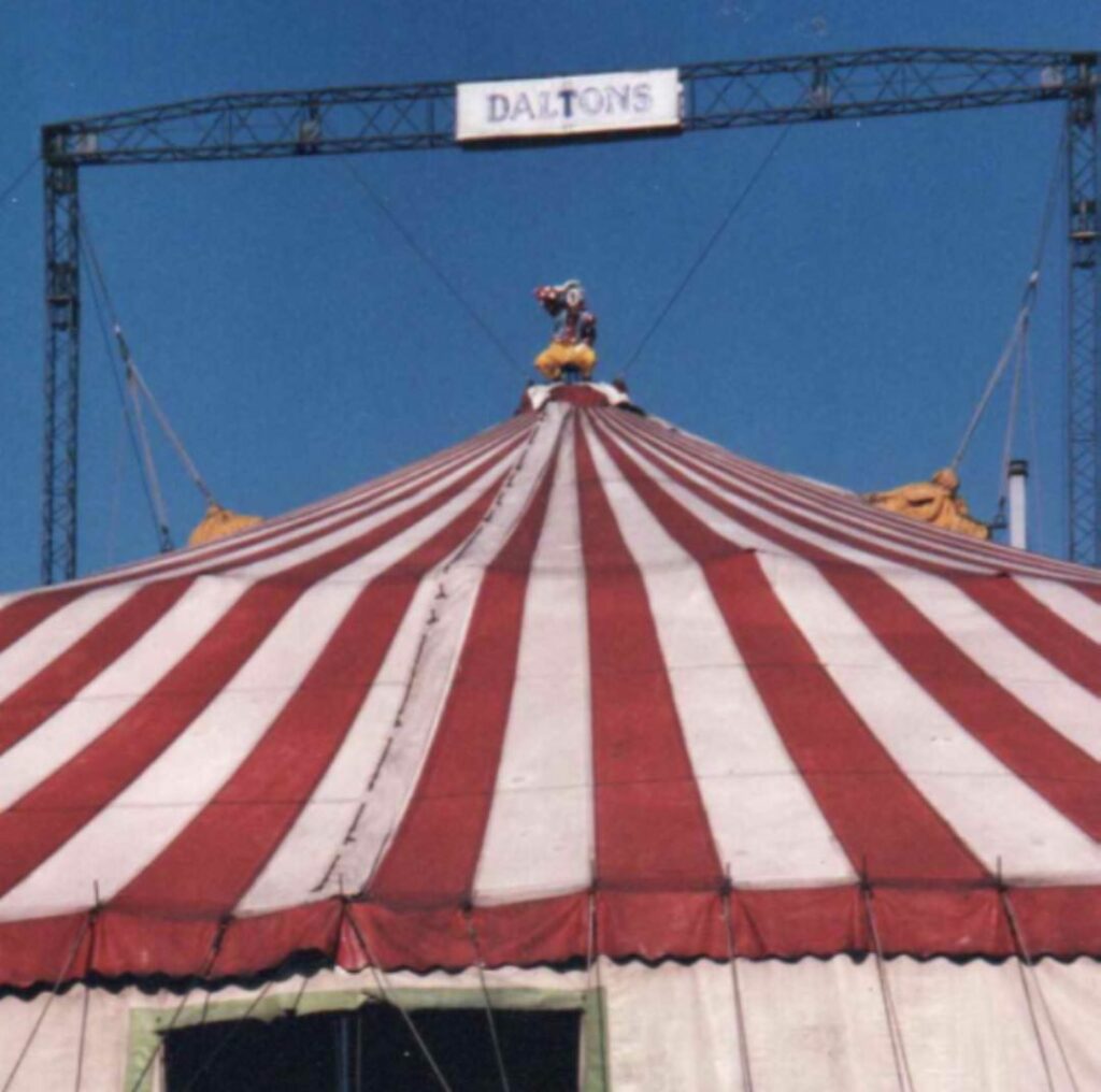 Chapiteau de cirque ayant marqué l'enfance de Chris Torrente et fait naître sa passion pour le spectacle